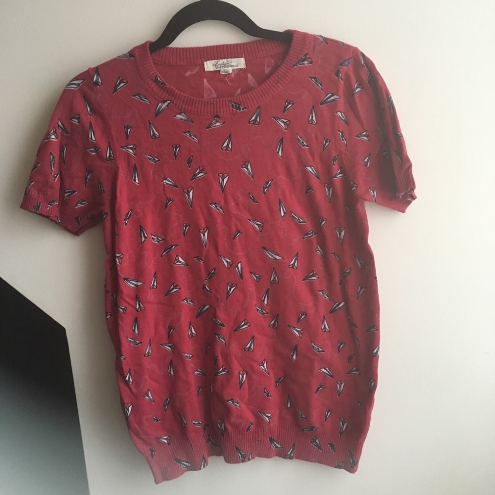 Red paper airplane print knit sweater style top